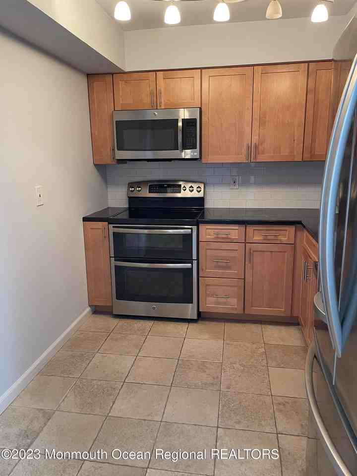 11 Inwood Ter - Photo 3 of 25