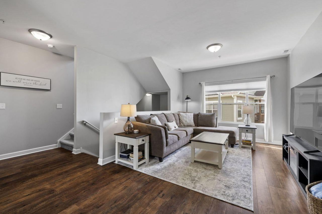 1343 Carolyn Court - Photo 4 of 24