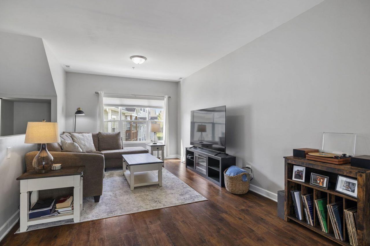 1343 Carolyn Court - Photo 5 of 24