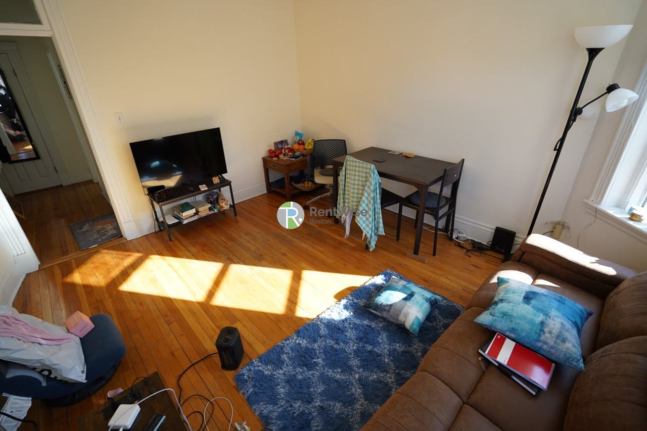 110 Warren St #20 - Photo 4 of 18