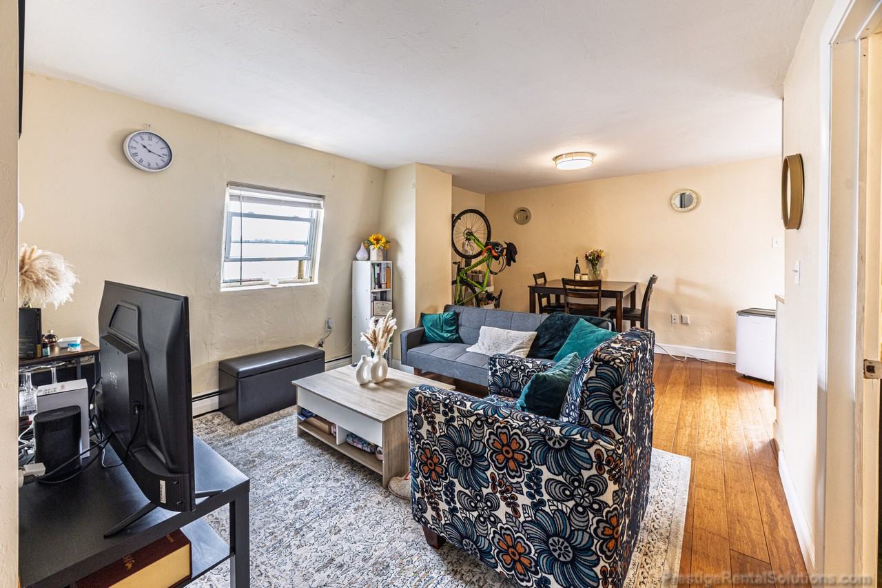 233 London St #3 - Photo 2 of 28