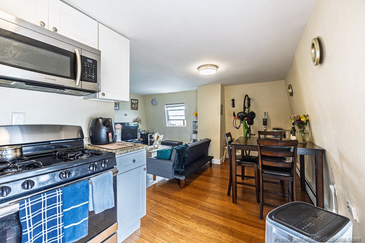 233 London St #3 - Photo 4 of 28