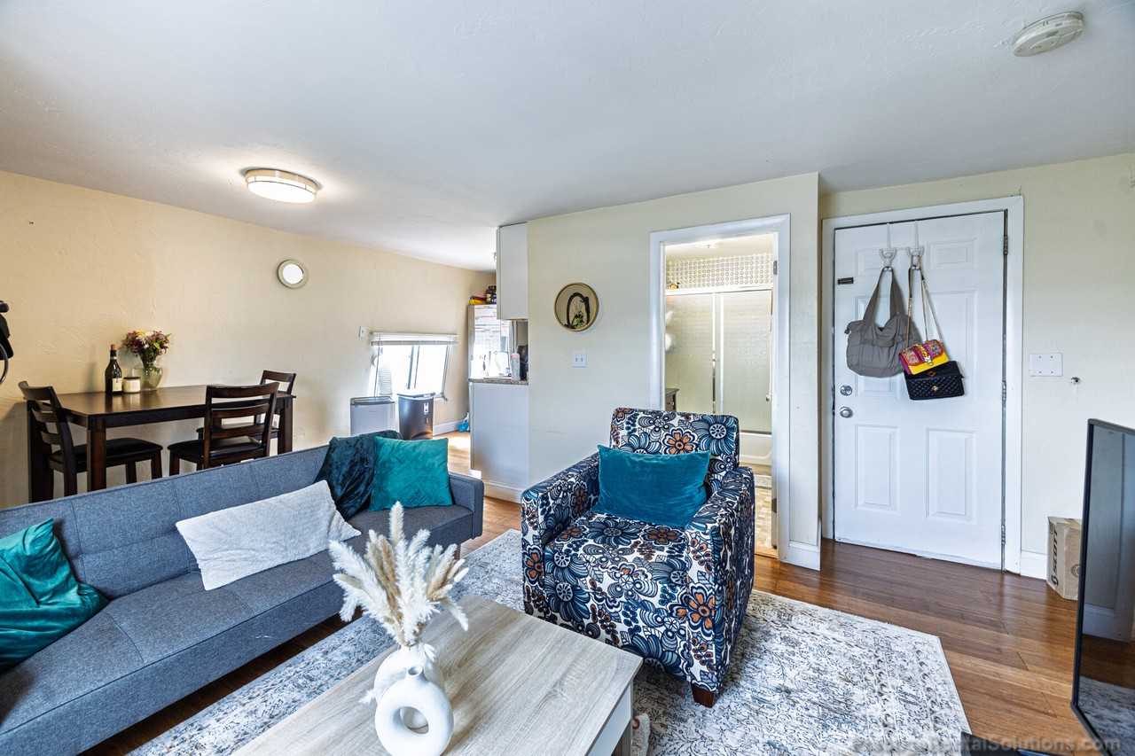 233 London St #3 - Photo 6 of 28