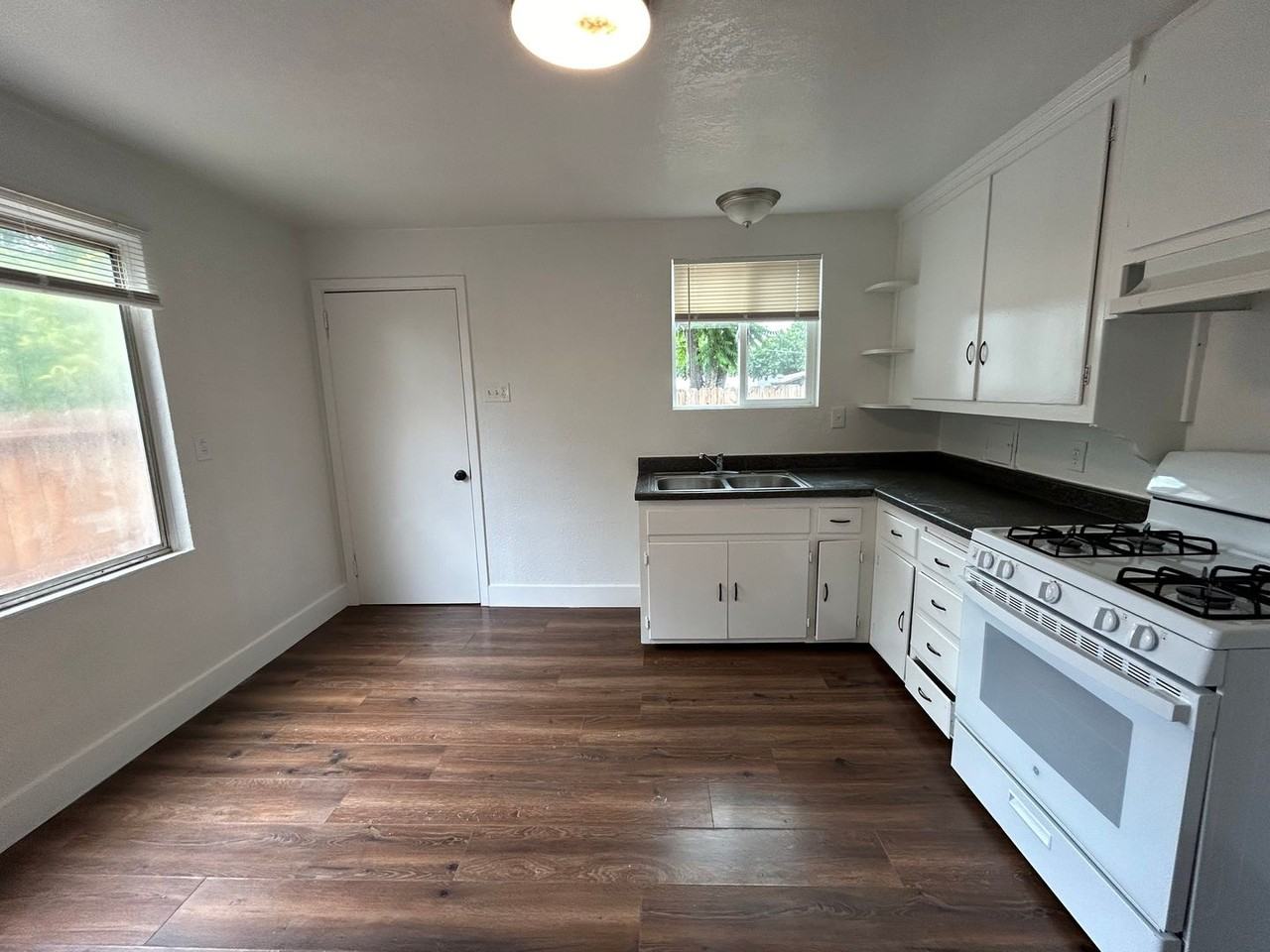 1747 Bonnie Brae Ave - Photo 4 of 14