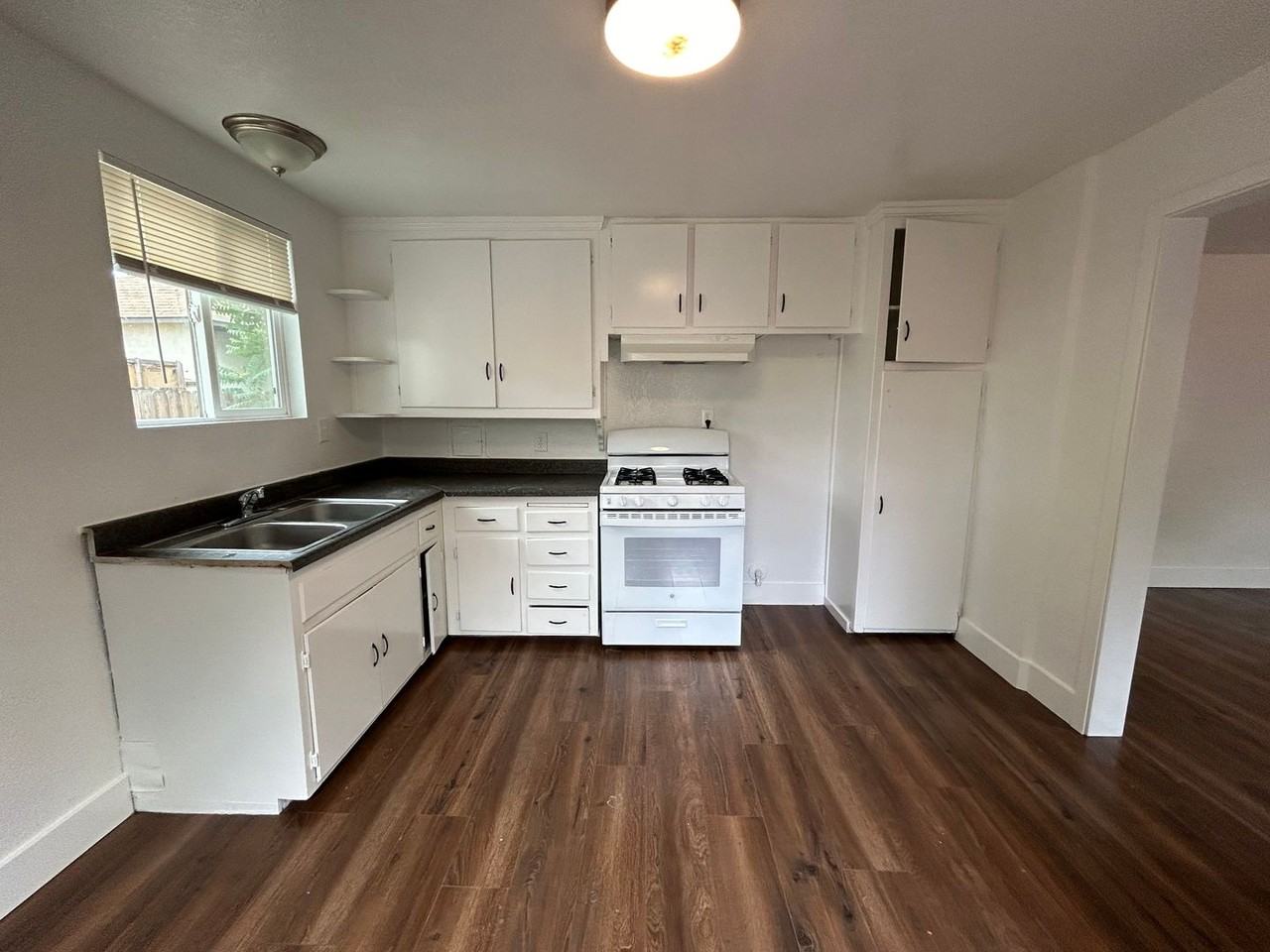 1747 Bonnie Brae Ave - Photo 5 of 14