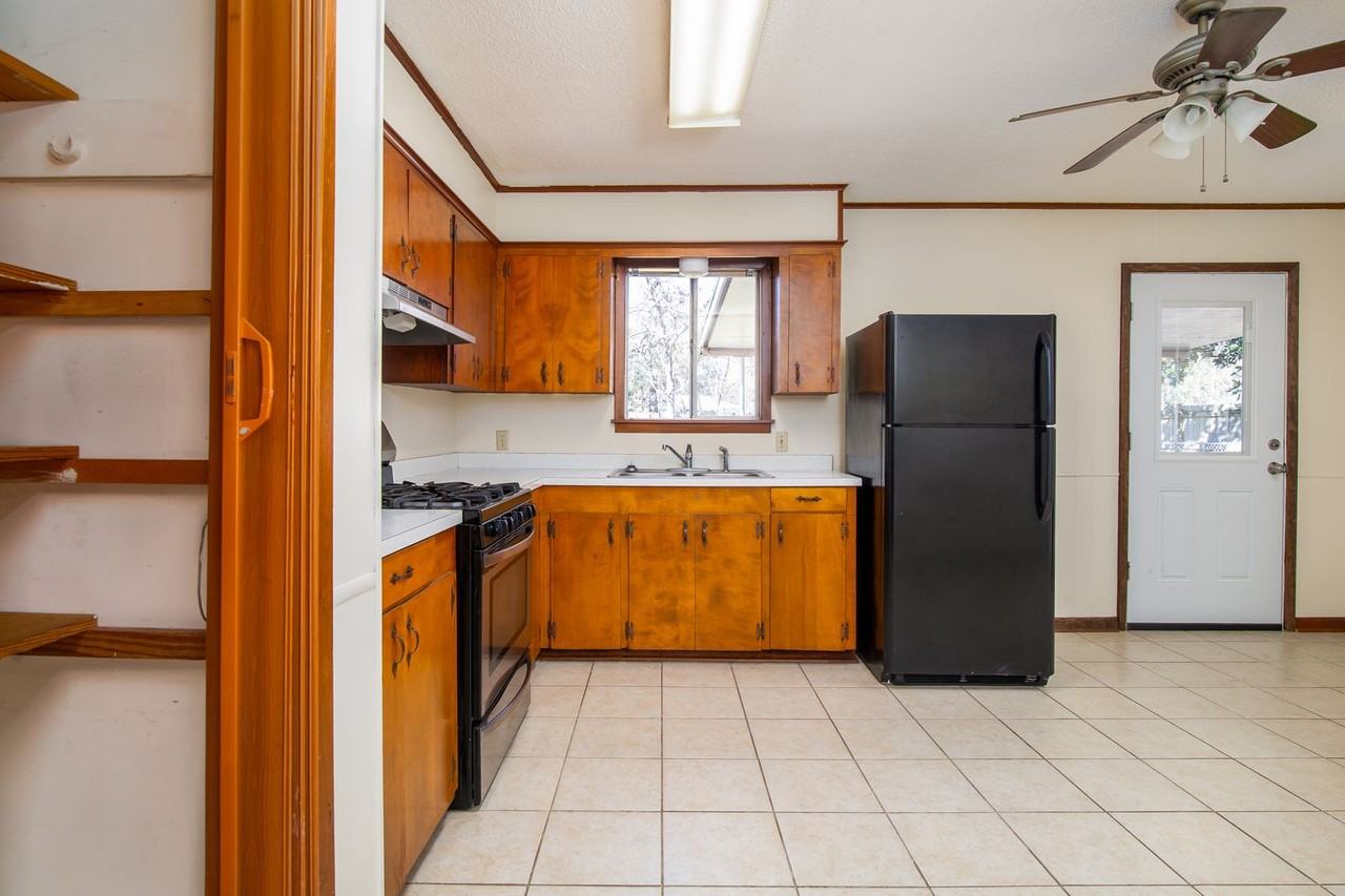 6000 Larkspur Dr - Photo 3 of 11