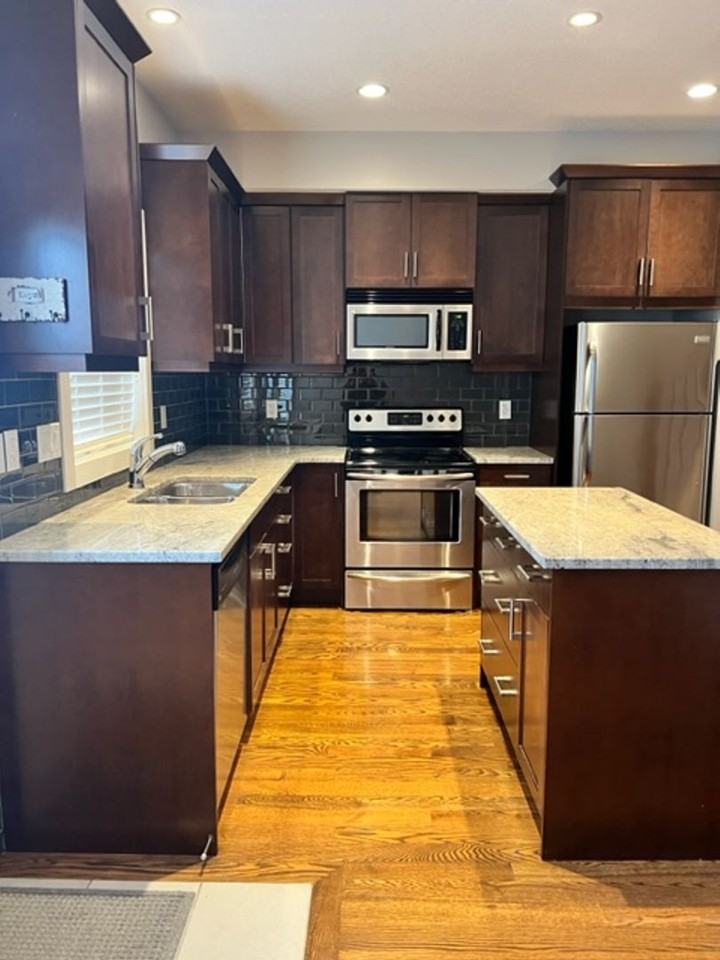 1933 2, 1933 26 Street SW - Photo 3 of 37