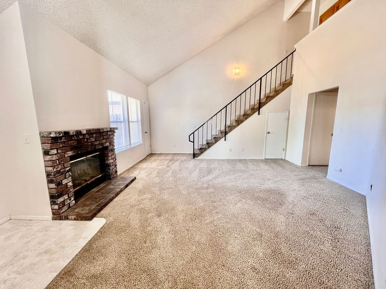 2555 N Dewey Ave - Photo 2 of 12