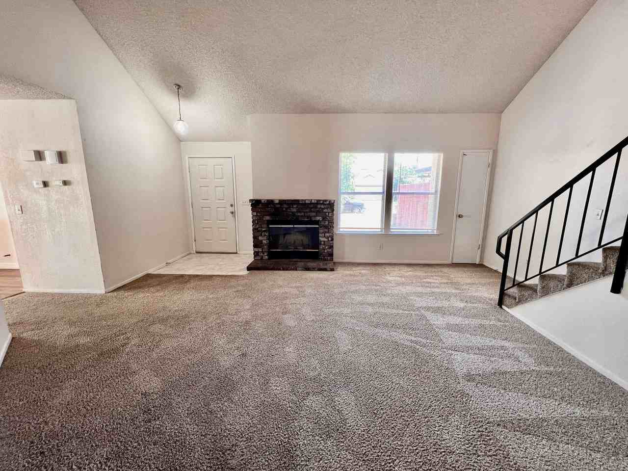 2555 N Dewey Ave - Photo 3 of 12