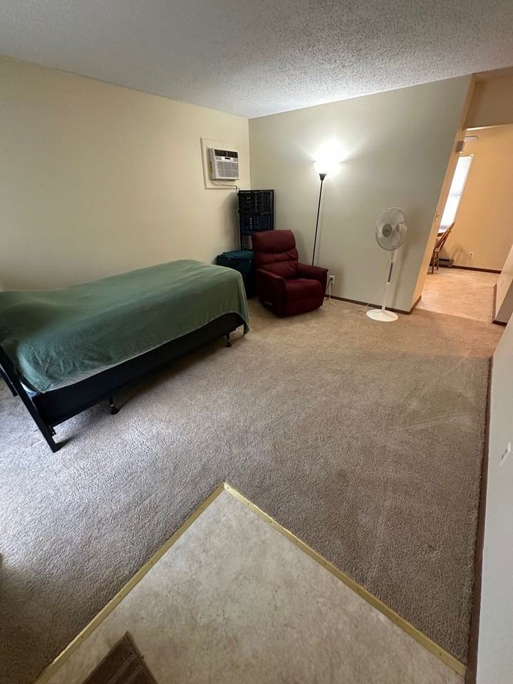 518 N Oak St - Photo 2 of 5