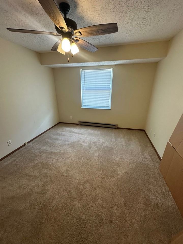 518 N Oak St - Photo 4 of 5