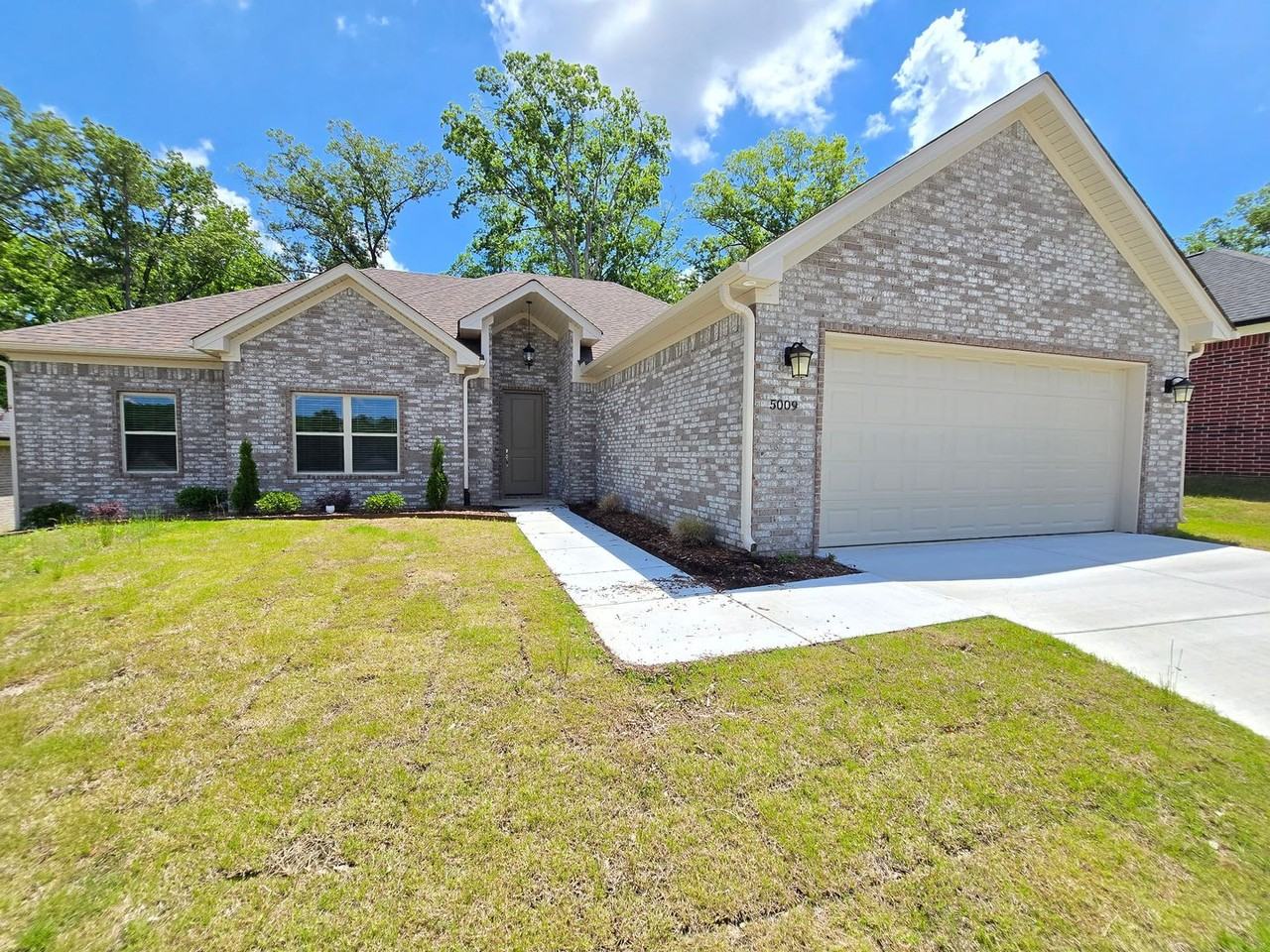 5009 Springwood Cir - Photo 2 of 17