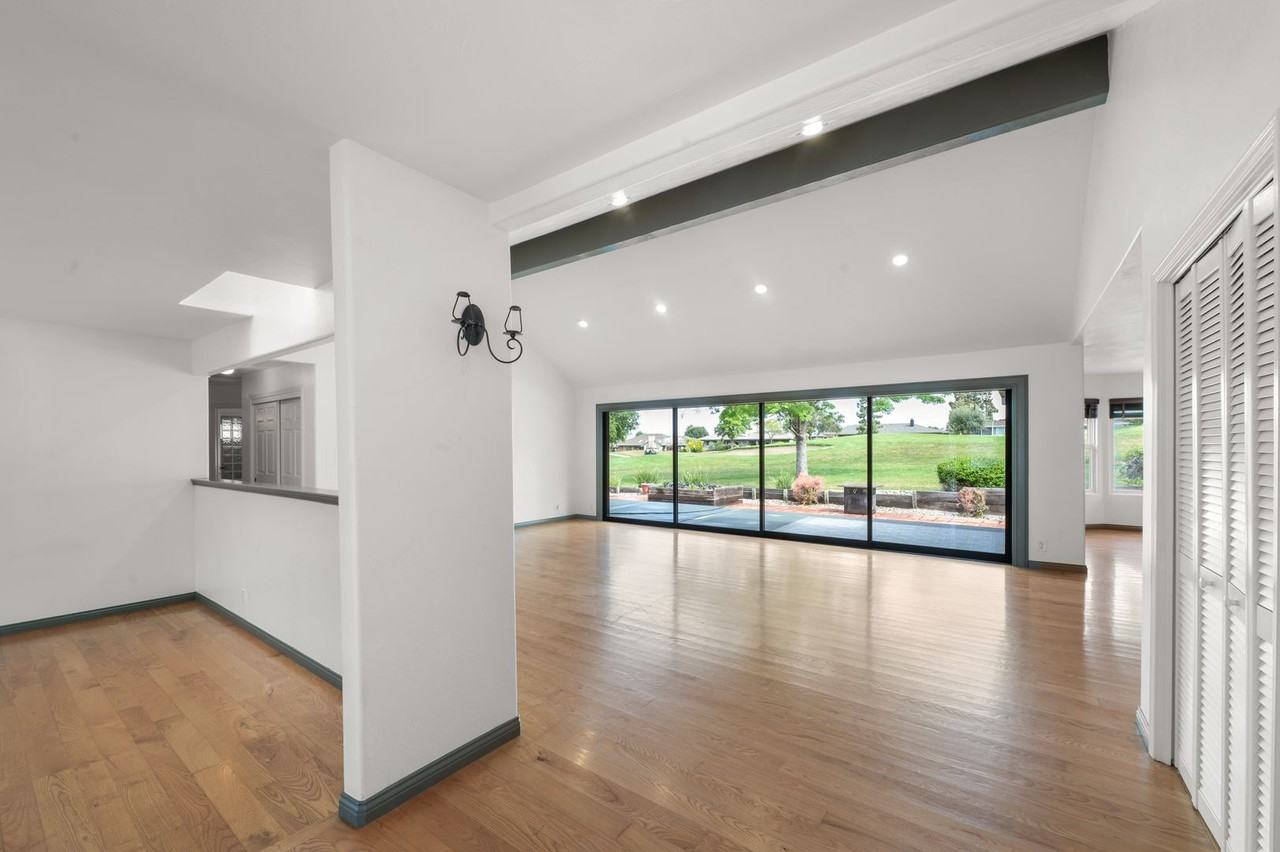 945 S Ridgemark Dr - Photo 3 of 25