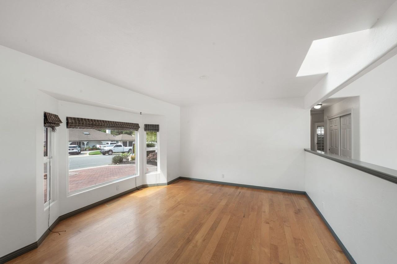 945 S Ridgemark Dr - Photo 4 of 25