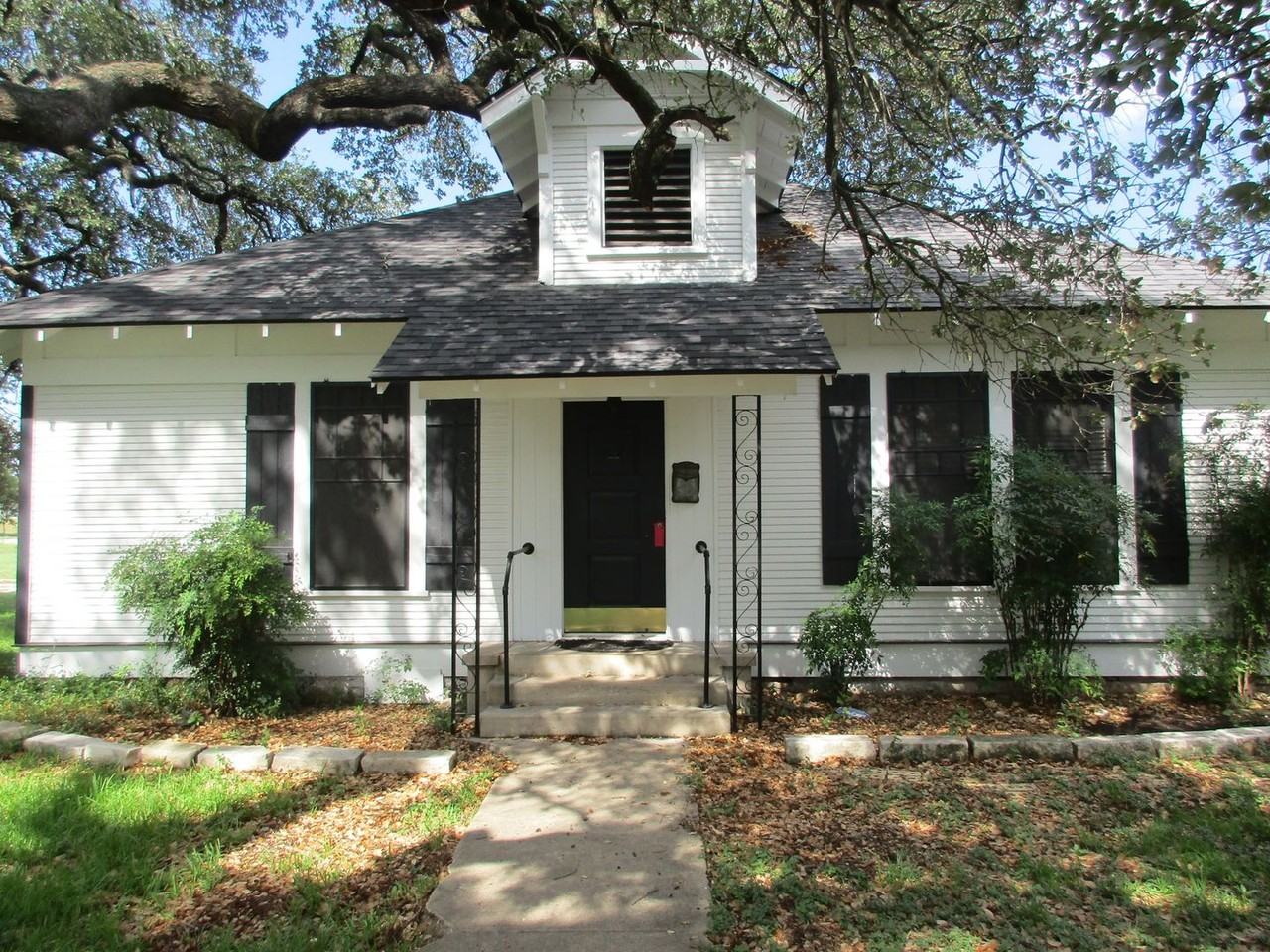 606 S Broad St - Photo 2 of 20
