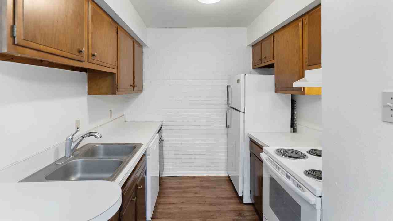 2100 College Dr - Photo 2 of 9