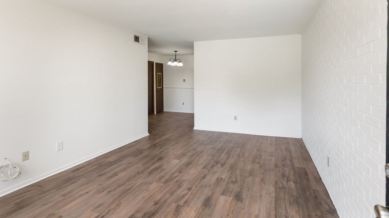 2100 College Dr - Photo 3 of 9