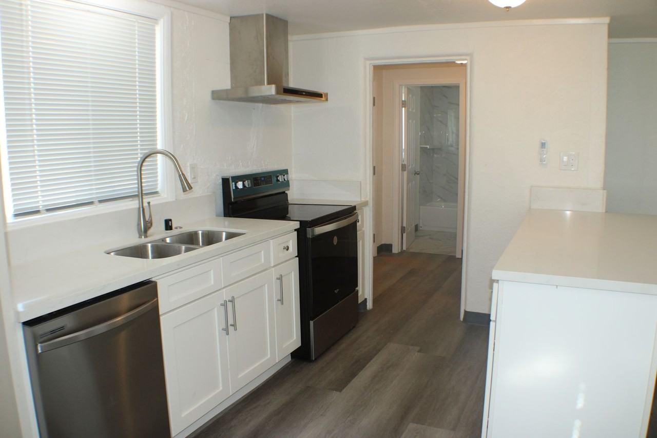 27205 Anderson St - Photo 2 of 7