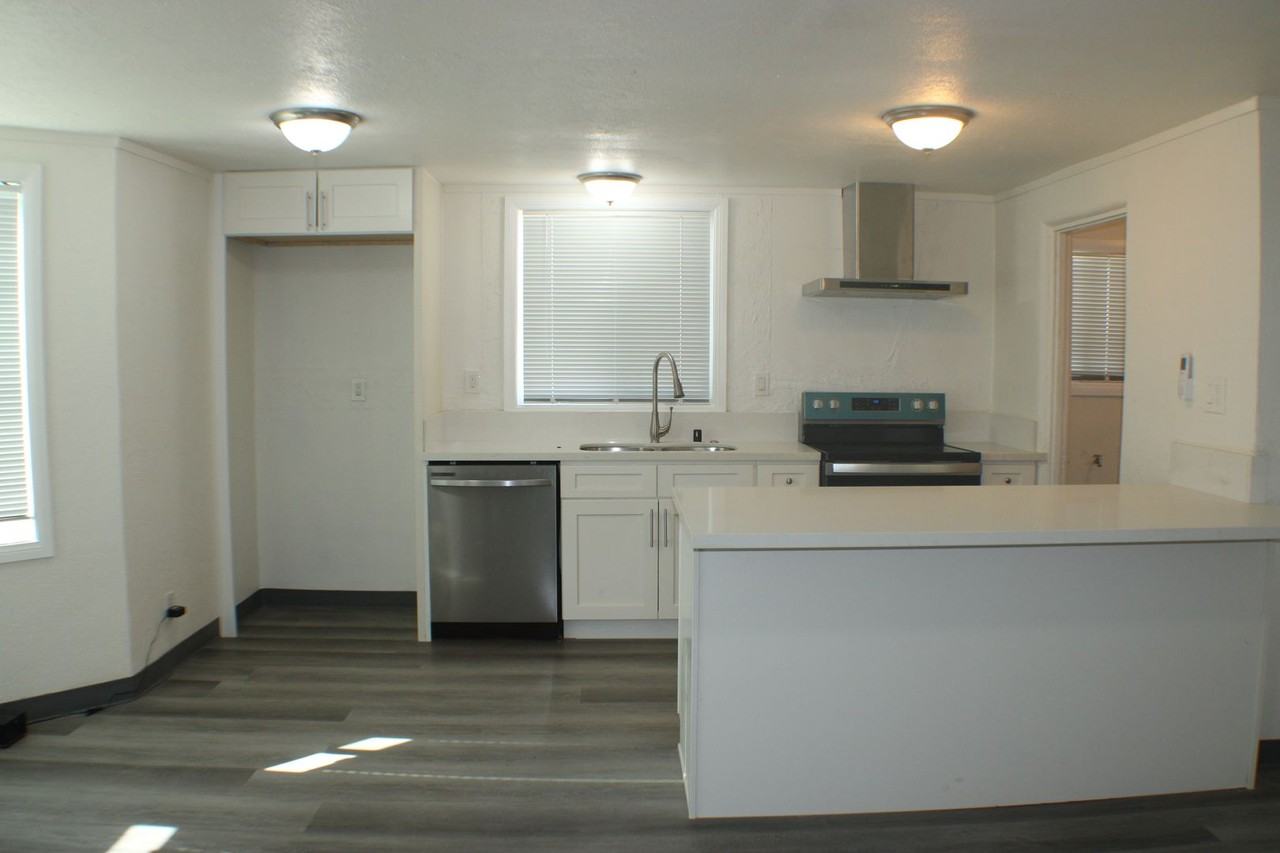 27205 Anderson St - Photo 3 of 7