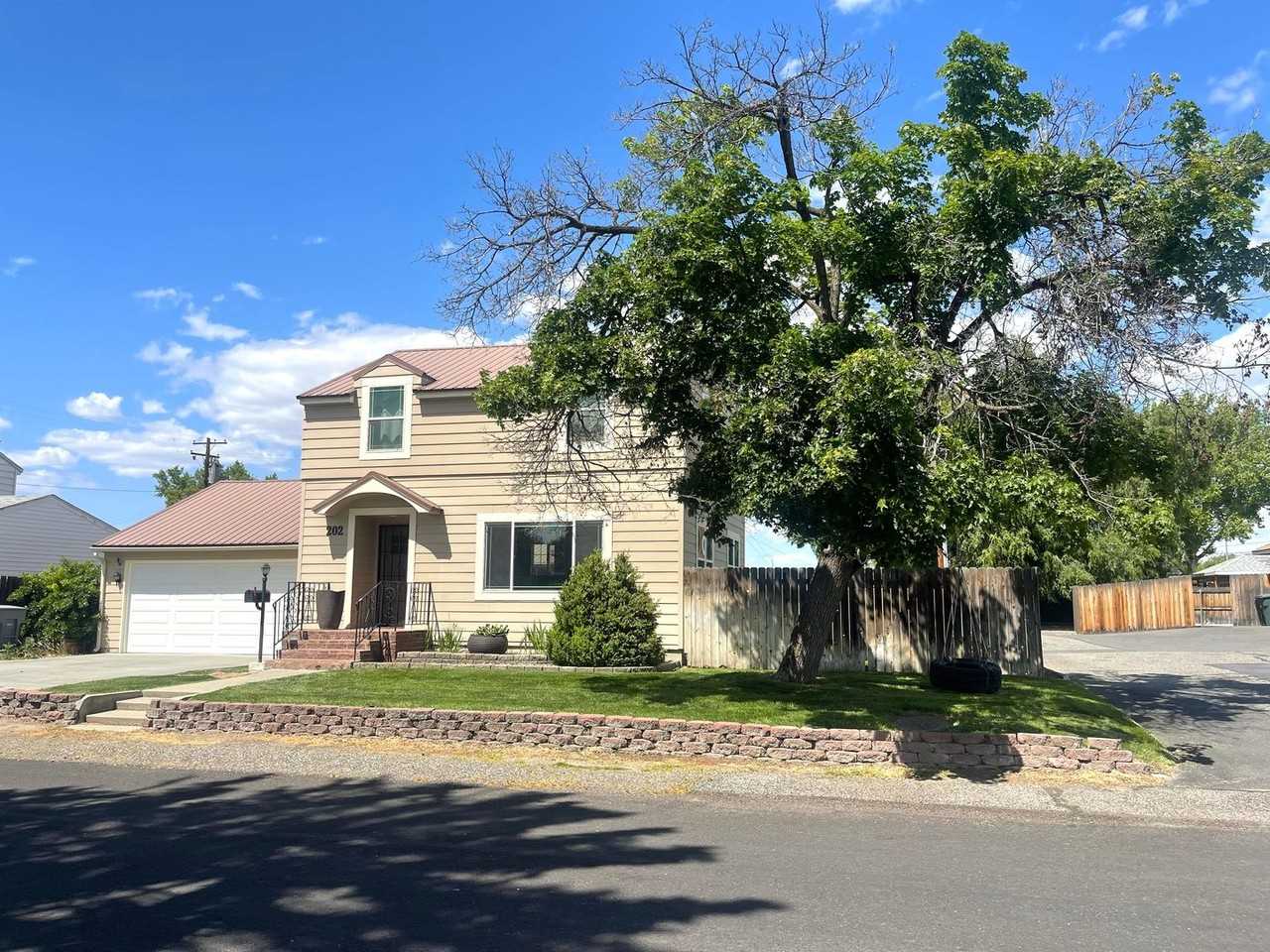 202 Falley St - Photo 3 of 26