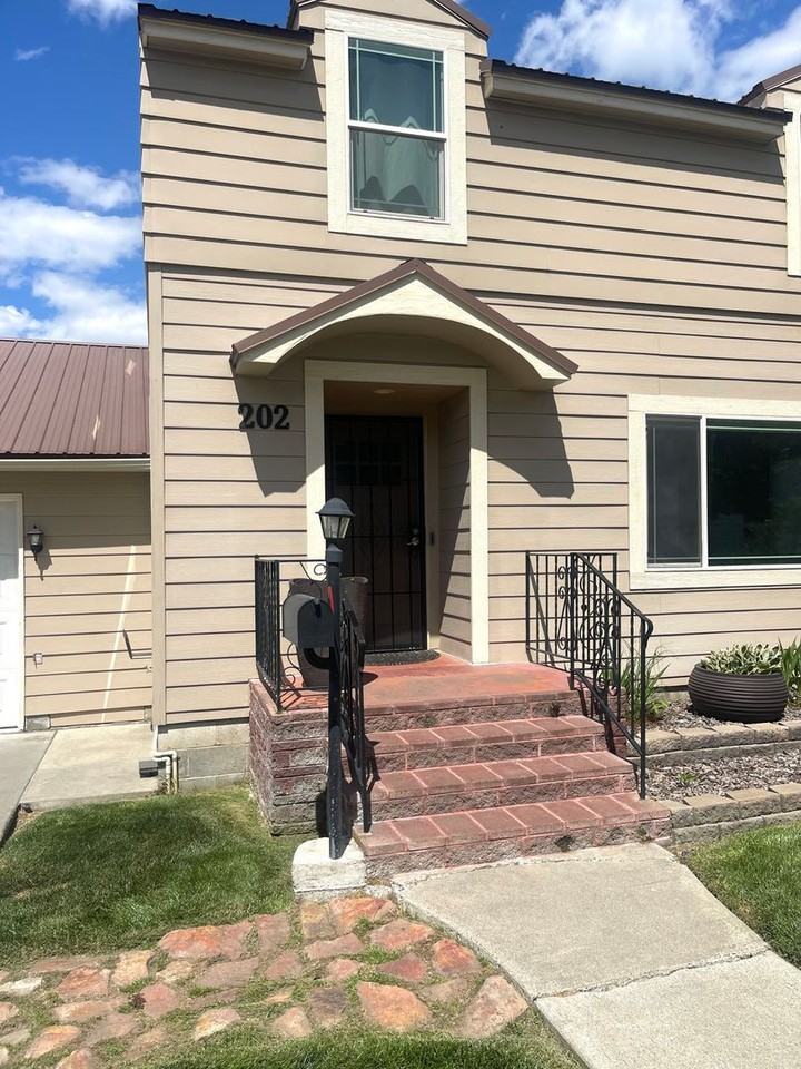 202 Falley St - Photo 4 of 26