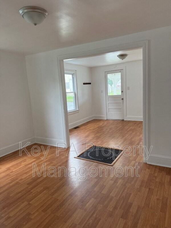 471 Hodgson St - Photo 3 of 13