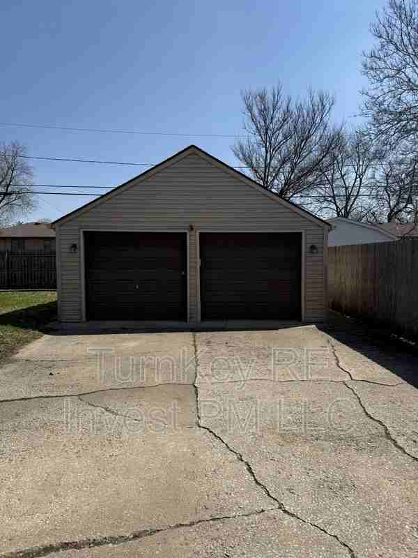 18343 Oakwood Ave - Photo 2 of 15