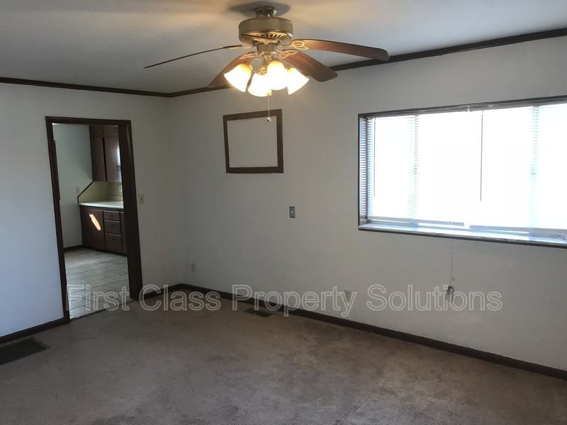 704 S Hadden Ave - Photo 2 of 7