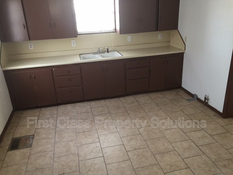 704 S Hadden Ave - Photo 3 of 7