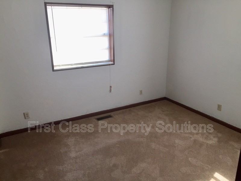 704 S Hadden Ave - Photo 5 of 7