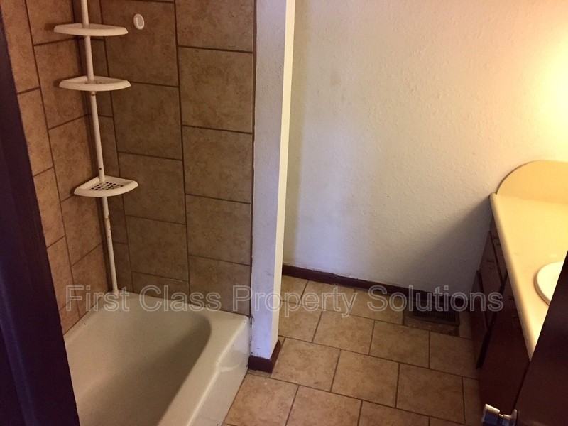 704 S Hadden Ave - Photo 6 of 7