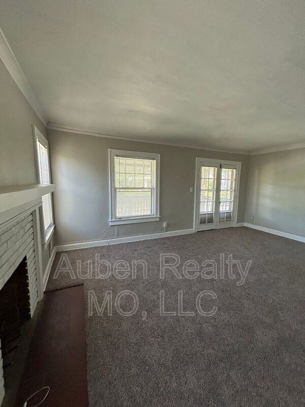 5302 Charlotte St - Photo 3 of 13