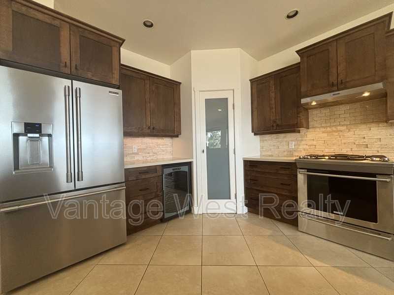 654 Dougherty Ave - Photo 3 of 23