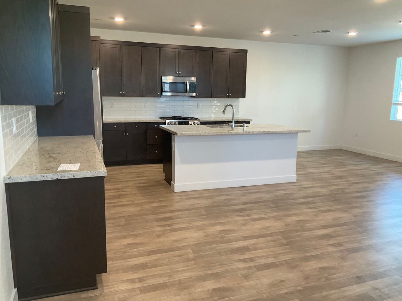 405 Avendale Dr - Photo 2 of 18