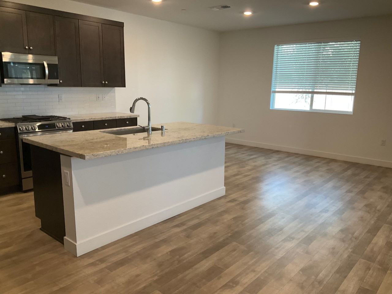 405 Avendale Dr - Photo 3 of 18
