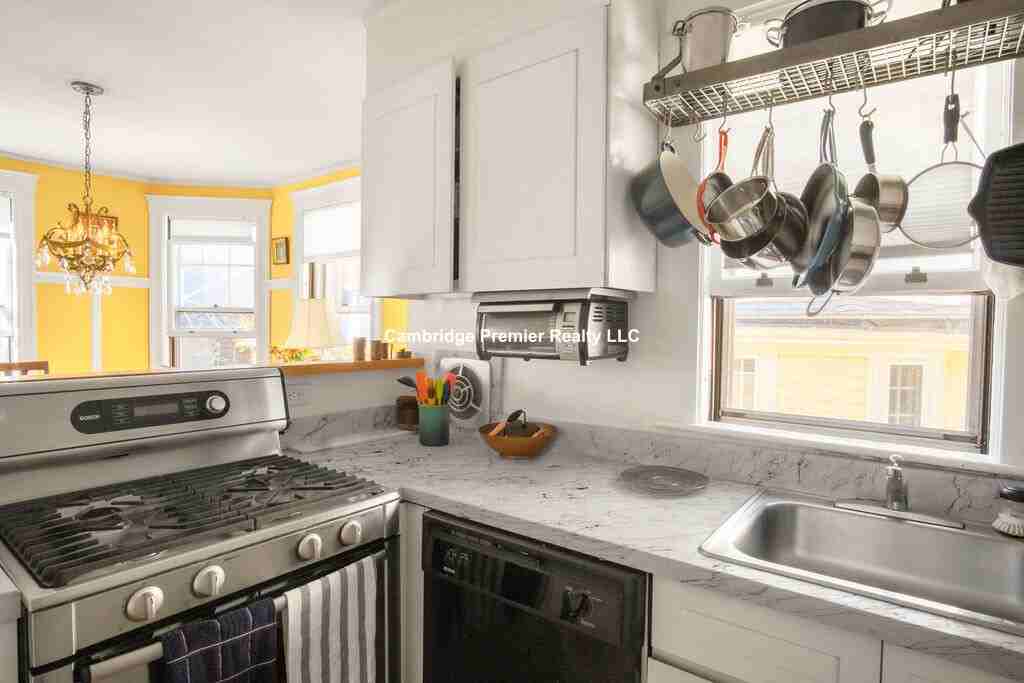 Linnaean St #14 - Photo 2 of 10