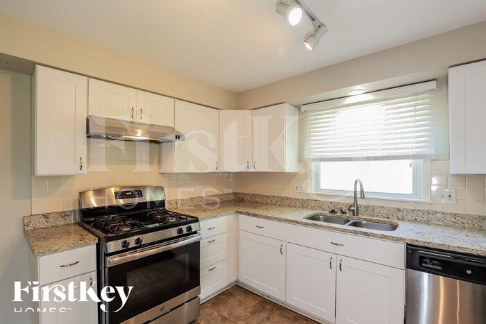 8408 W 89th St - Photo 3 of 7