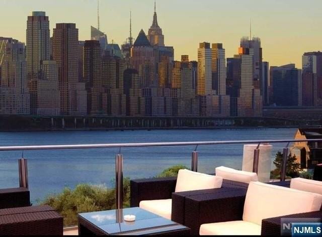 305 Palisade Ave - Photo 2 of 16