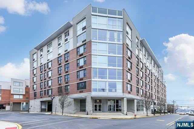 305 Palisade Ave - Photo 3 of 16