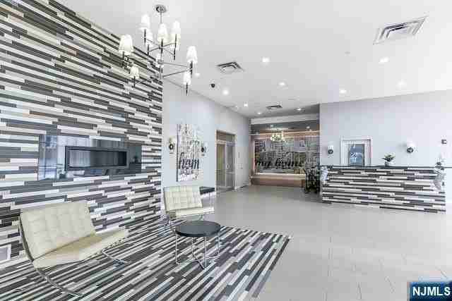 305 Palisade Ave - Photo 4 of 16