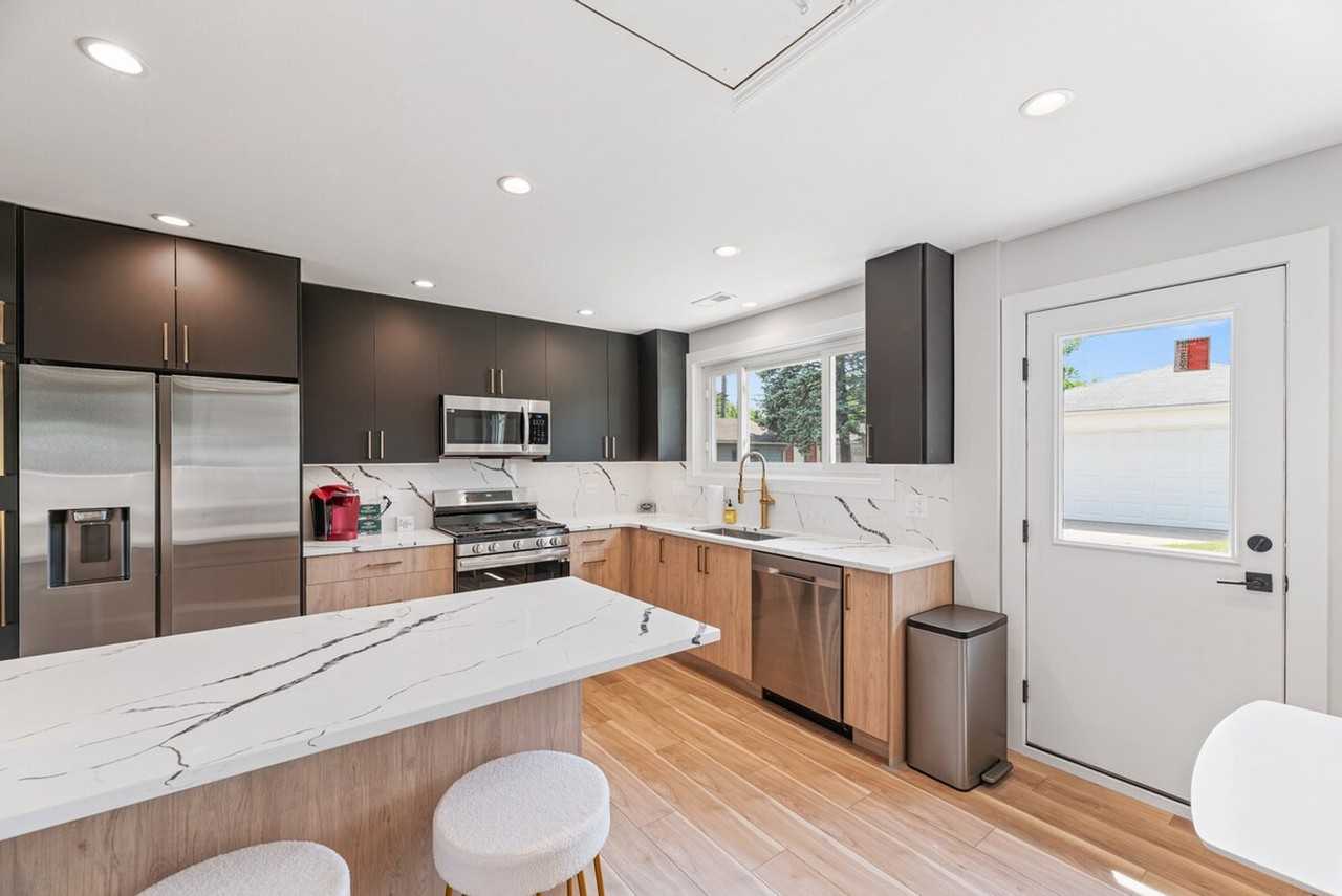 1023 S Wolf Rd #1032513P - Photo 7 of 40