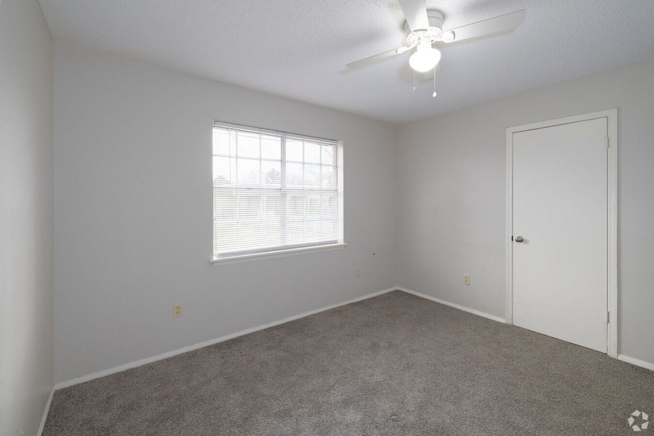 Camelot Apartments and Townhomes - Photo 5 of 23