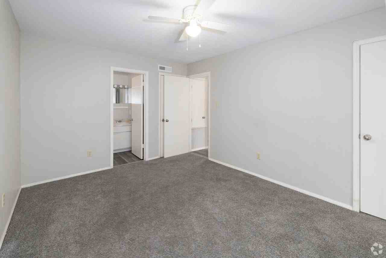 Camelot Apartments and Townhomes - Photo 6 of 23