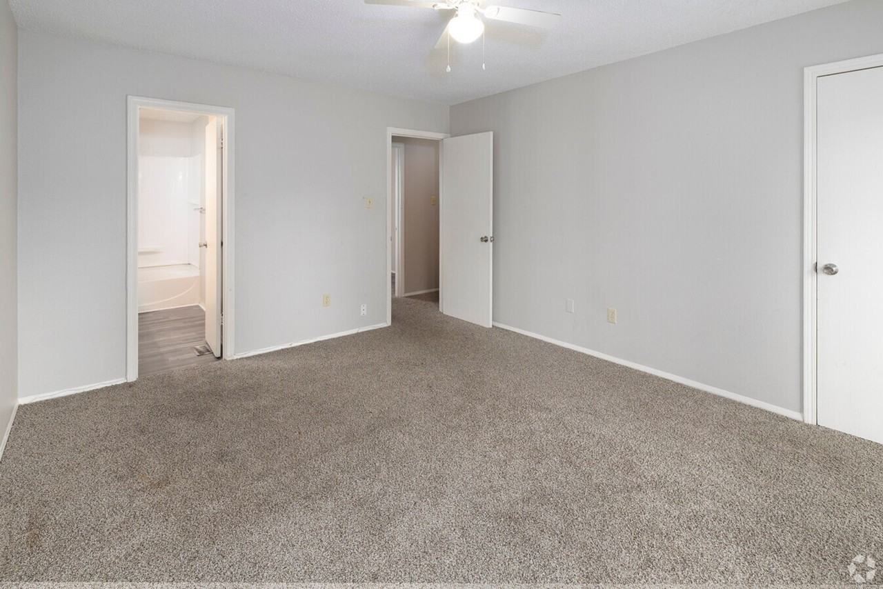 Camelot Apartments and Townhomes - Photo 7 of 23