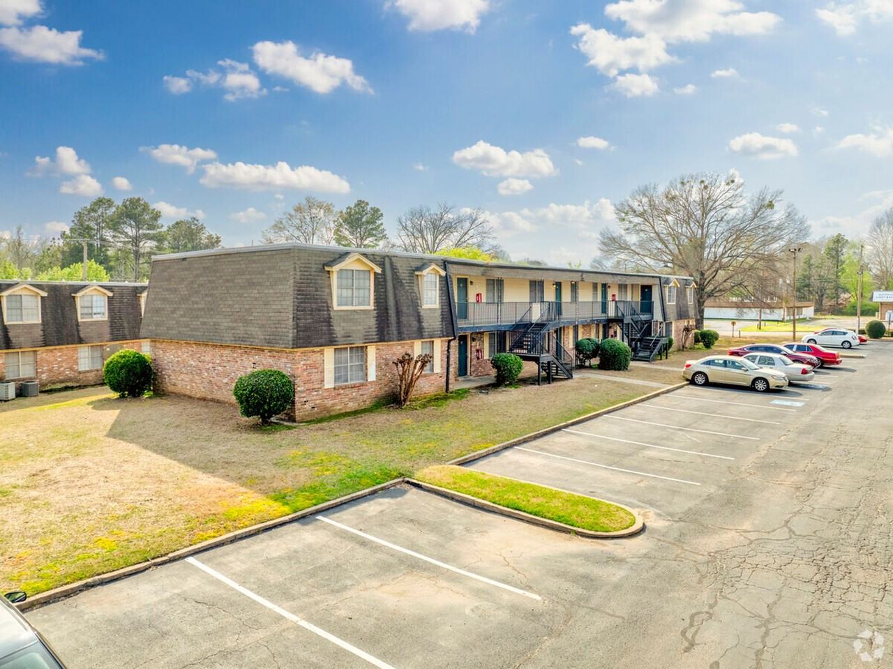 Camelot Apartments and Townhomes - Photo 4 of 23