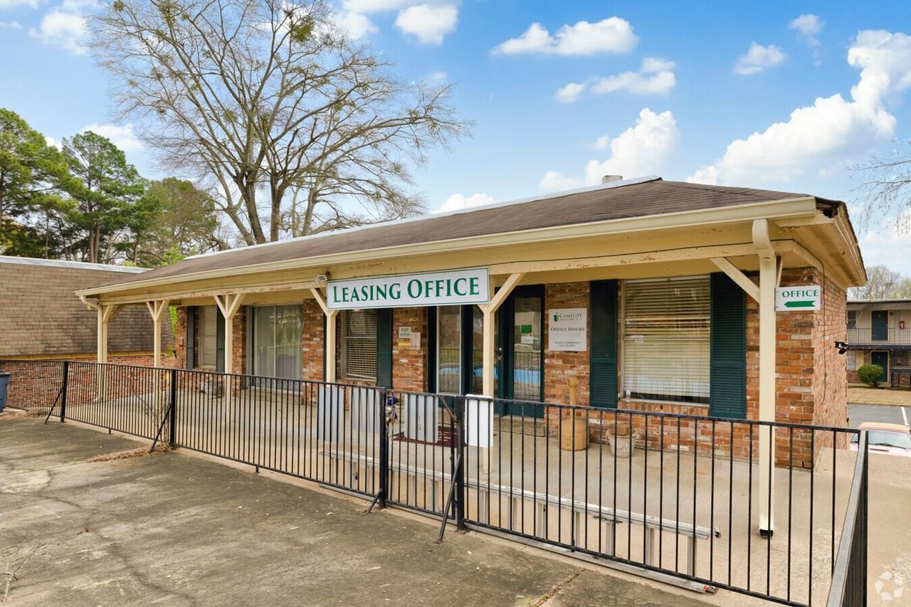 Camelot Apartments and Townhomes - Photo 3 of 23