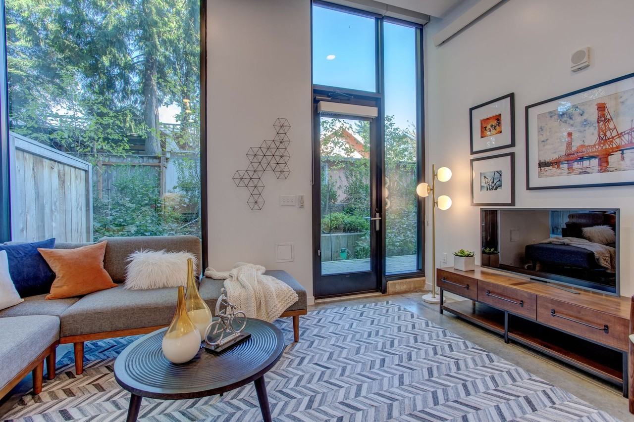 Theory 33 - Photo 3 of 18