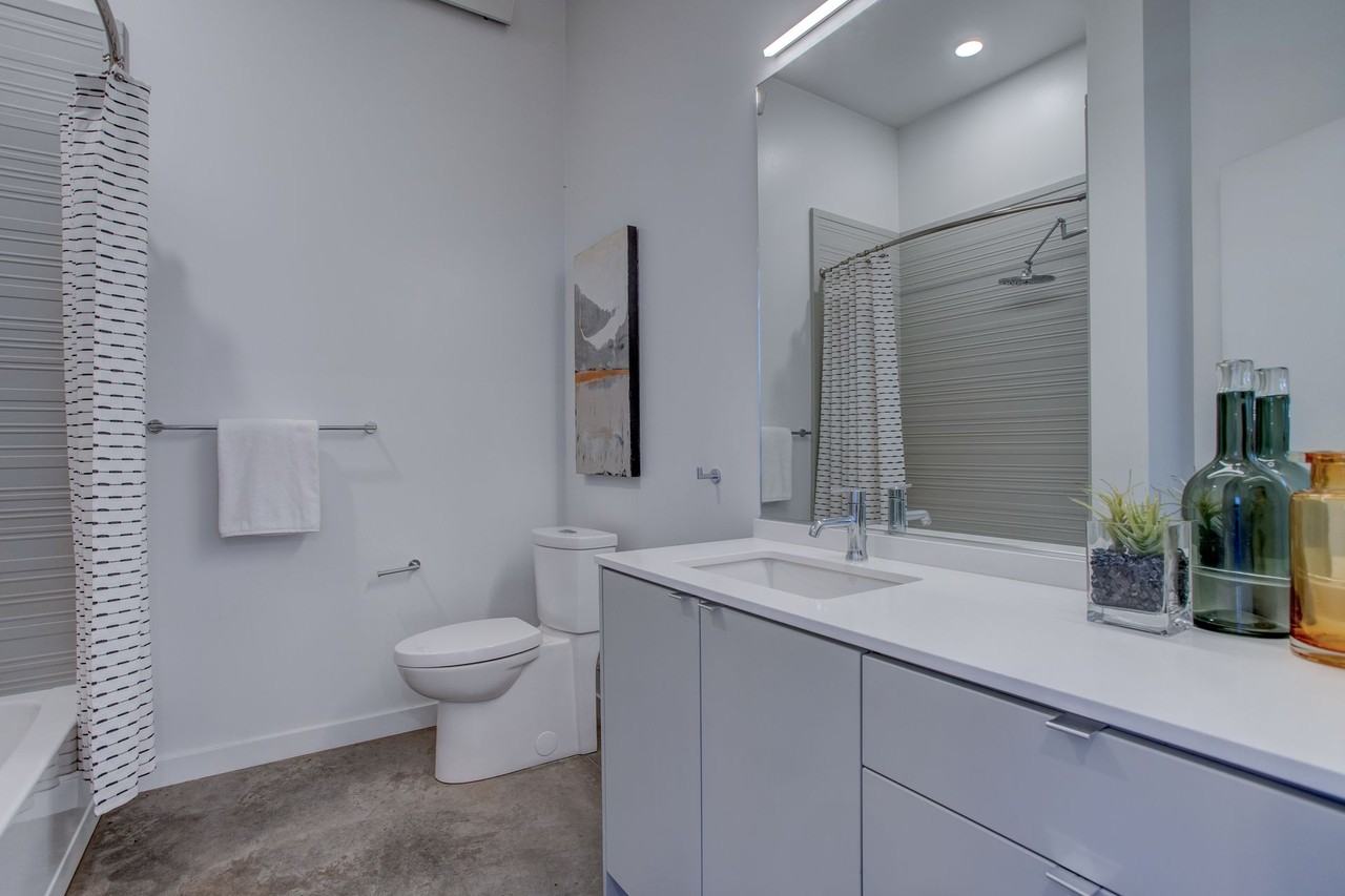 Theory 33 - Photo 4 of 18