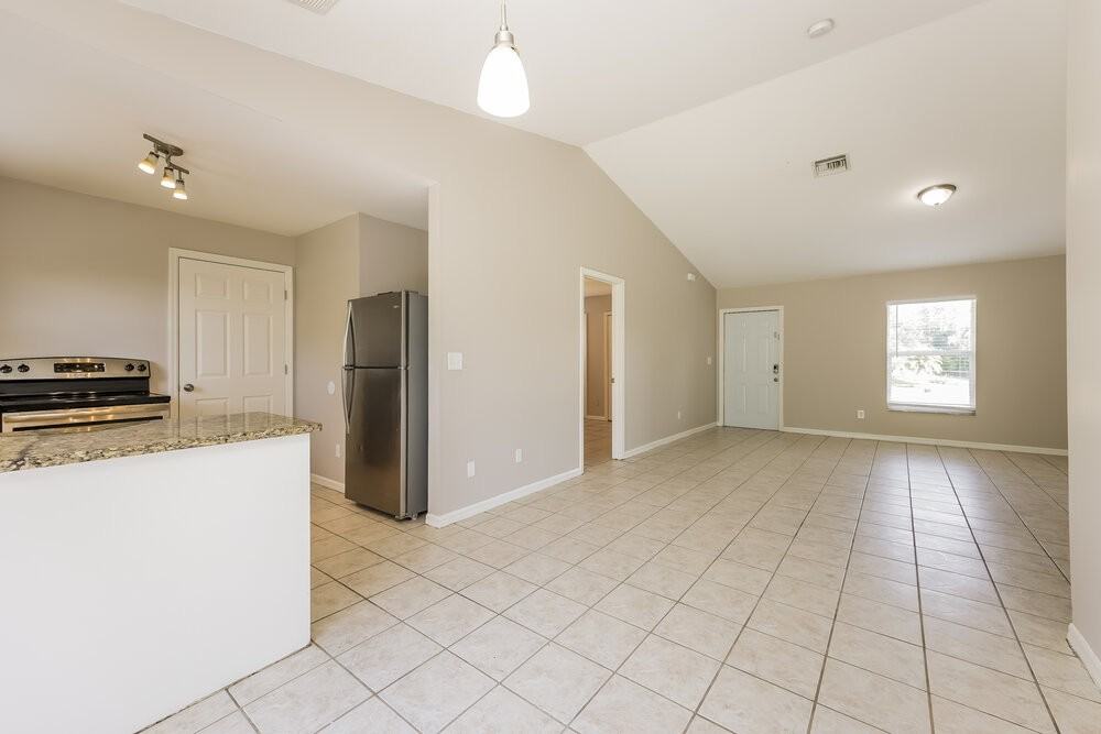 577 Pierre Cir - Photo 7 of 16