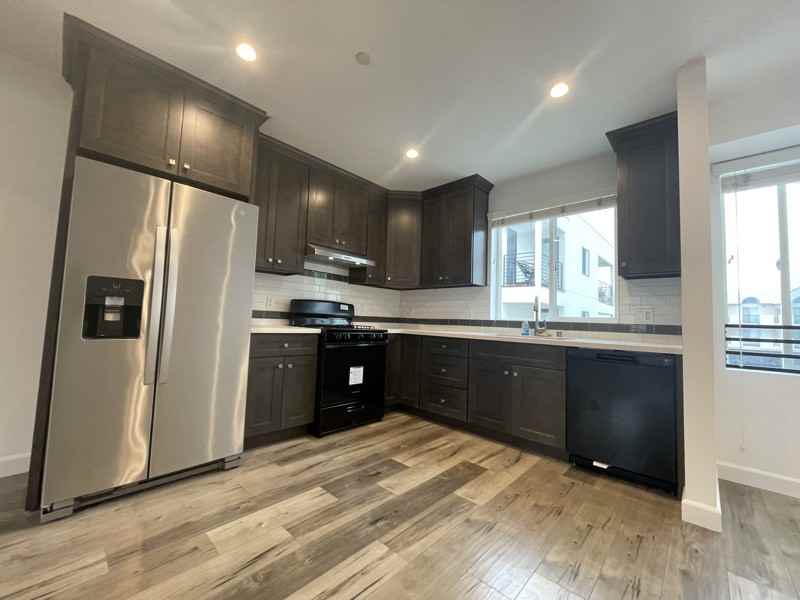 14211 Gilmore St - Photo 5 of 18